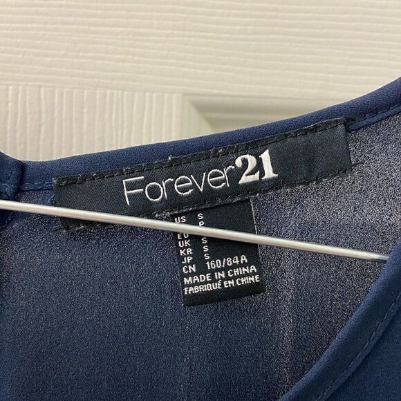 Forever 21 buttoned chiffon blouse SP - Picture 2 of 3